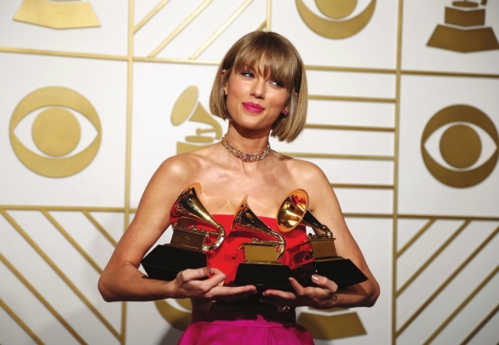 “霉霉”泰勒·斯威夫特第二次夺格莱美最佳专辑奖