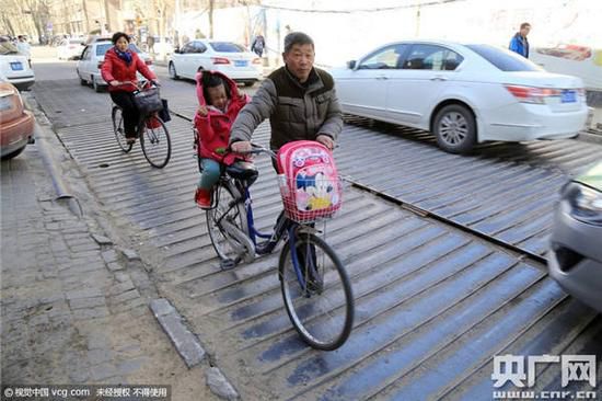 钢板铺在地上就算了，还焊上几百根钢筋，弄得高低不平