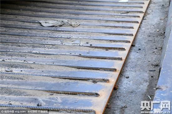 钢板铺在地上就算了，还焊上几百根钢筋，弄得高低不平