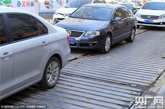 钢板铺在地上就算了，还焊上几百根钢筋，弄得高低不平