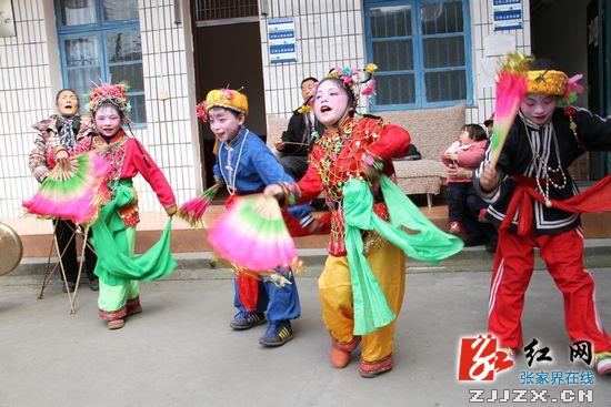 张家界元宵未到花灯戏味十足