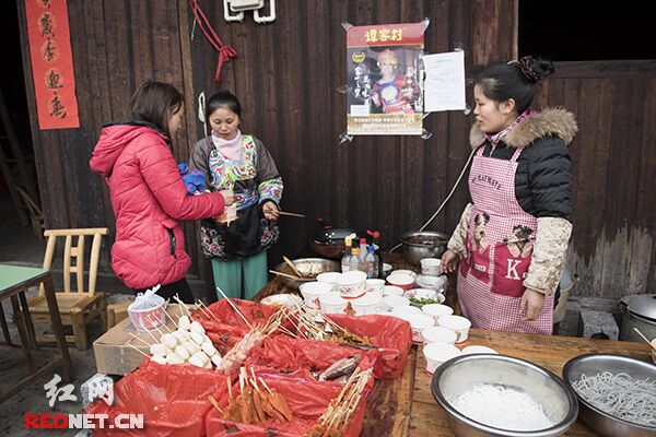 村民杨秀富家的前坪不过七八米，不光开着羊肉馆、还摆出麻辣烫排挡和小卖铺，“差异化经营”。