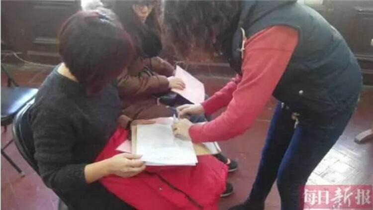 天津海关拍卖4万多瓶走私咖啡 女子19万元拍下(图)