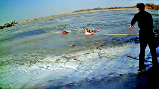 58岁民警经半小时冰水中救起落水女子（图）