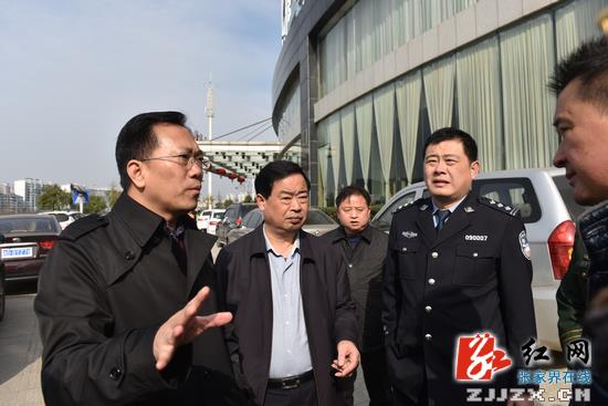 刘绍建、胡志文现场督导元宵灯会安保工作