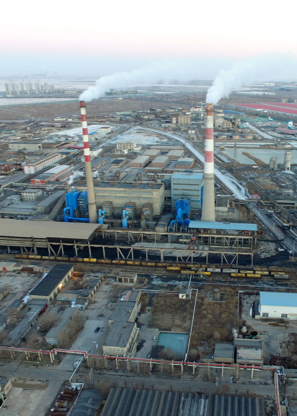 面临搬迁的天津大沽化工股份有限公司坐落在海河沿岸（2月16日摄）。新华社记者岳月伟摄