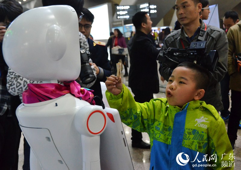 小朋友新奇地与机器人“小璐”现场交流。林龙勇 摄