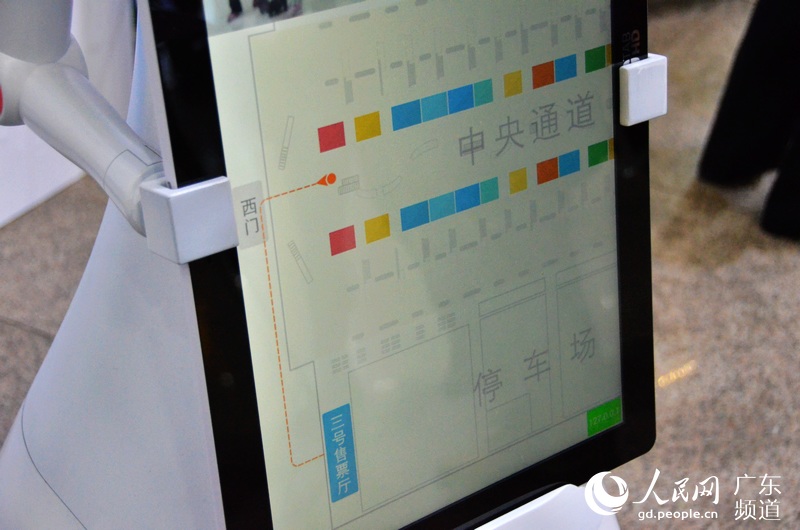 机器人屏幕显示售票厅路线图。林龙勇 摄