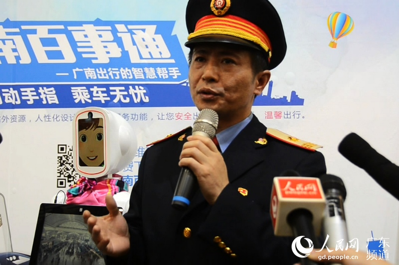 广州南站副站长周辉接受本网采访介绍智能机器人和“广南百事通”项目情况。林龙勇 摄