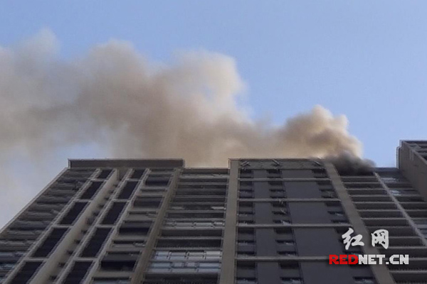 美的城11栋33楼一住户家中突然发生火灾，楼顶浓烟滚滚。