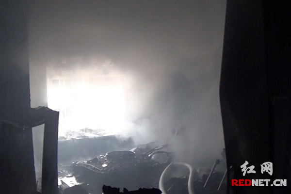 灭火后的火灾现场一片狼藉。