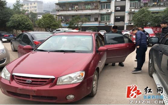 张家界交警查获十年前盗抢车归还湖北失主