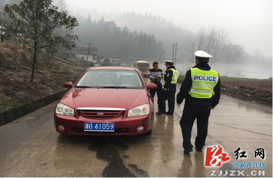 张家界交警查获十年前盗抢车归还湖北失主