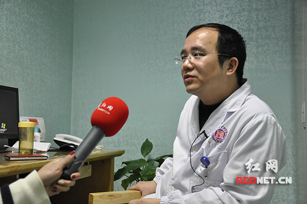 2月18日，既是主治医师、也是和陈书国一起援疆的兄弟杨平洲接受时刻新闻记者采访，尽管面有倦色，但是回忆起与陈书国的过往来，仍不时露出微笑。