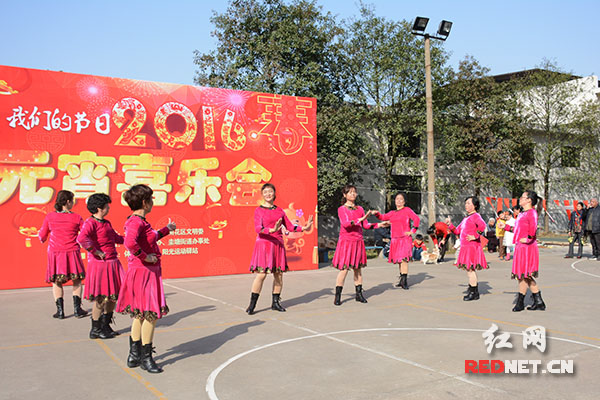 长沙市圭塘街道体院路社区一篮球场，居民舞蹈庆元宵佳节。