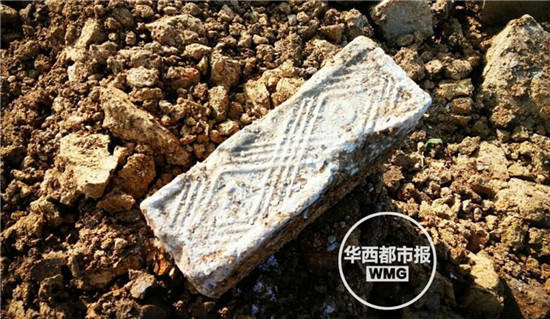 四川农田里现多处盗洞 直逼汉晋古城遗址