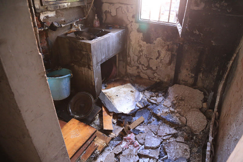 郑州一男子用打火机试煤气罐是否漏气 房子被烧