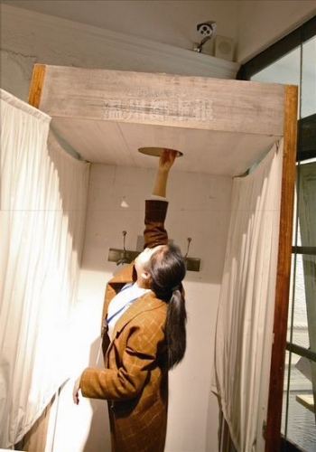 温州一服装店试衣间挖圆洞装监控器