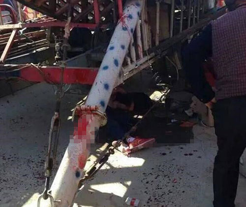 男子酒后玩“海盗船” 卷入机器当场死亡