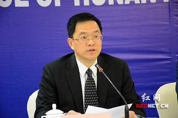发布会由湖南省政府新闻办新闻发布处处长姚伟红主持。