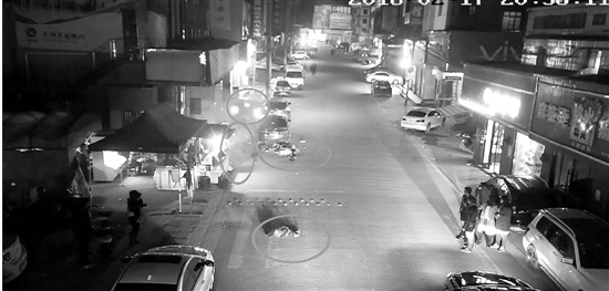 47岁女子新手上路“掀翻”一条街致1死2伤（图）