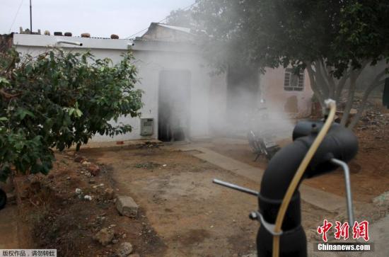 在哥伦比亚港口城市库库塔，人们喷烟灭蚊。世卫组织提醒，尽管现在北半球是冬季，气候条件不适于伊蚊活动，因此寨卡病毒在欧洲传播的风险极低，但当春夏季到来天气转暖时，病毒在这些地区传播的风险将大增。