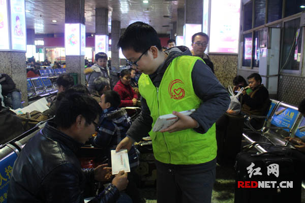 小志愿者发放宣传资料。