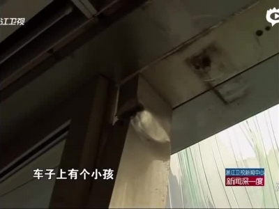 心急父亲飙车撞掉医院大门