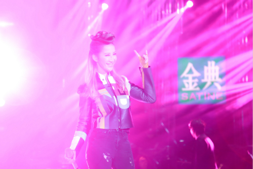 李玟唱《喜气洋洋》接地气