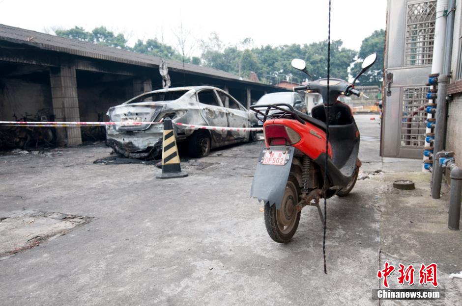 广西柳州一小区车棚起火 车辆被烧致仅剩车架