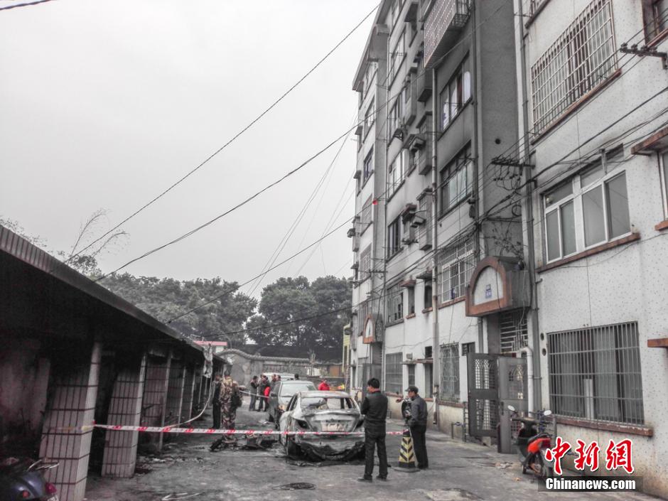 广西柳州一小区车棚起火 车辆被烧致仅剩车架
