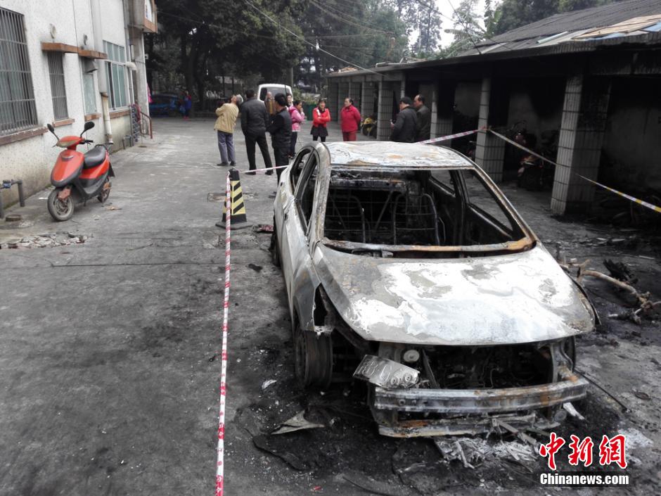 广西柳州一小区车棚起火 车辆被烧致仅剩车架