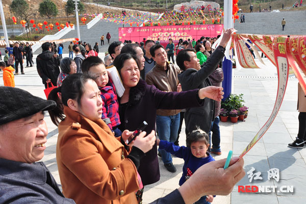 市民在竞猜灯谜中益智添趣增长知识。熊又华/摄