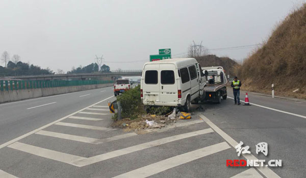 民警赶到事故现象进行处理