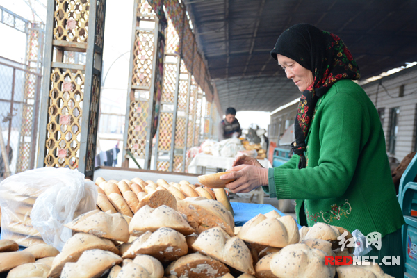 “打馕一条街”位于吐鲁番市高昌区亚尔镇，是湖南籍援藏干部陈书国领头打造出的一条维吾尔族文化旅游美食街。
