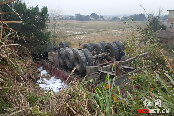 一辆货车侧翻在京珠高速公路由南往北1587公里路段的坡下。