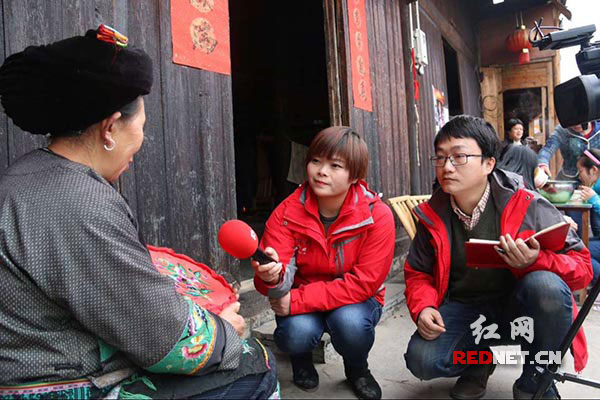 红网新闻中心通联部主任、记者曾小颖(右一)、记者彭双林（右二）在湘西花垣县十八洞村采访村民。