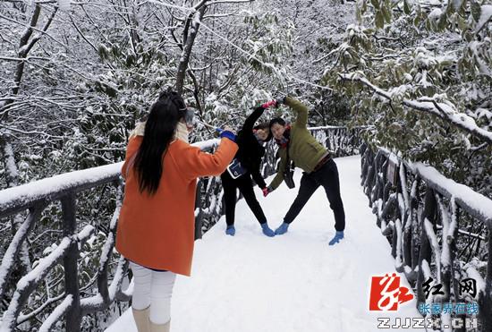 张家界天门山瑞雪飞 正月十五雪打灯