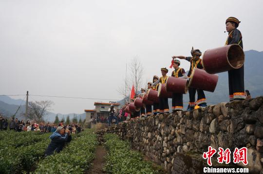 湖南莽山瑶乡“起春节”:赛牛皮鼓吃门板饭舞香火龙