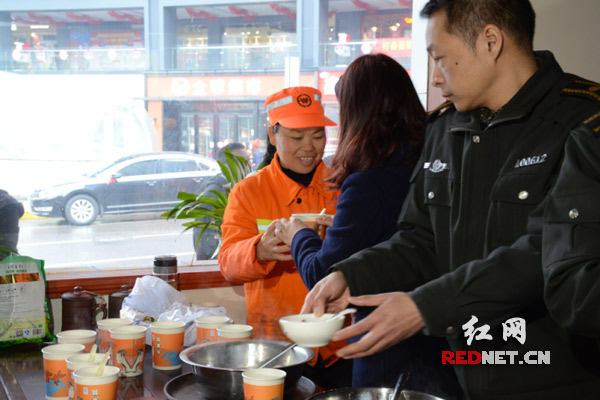 五一广场片区商户给环卫工人送元宵。