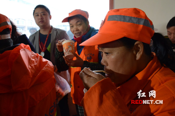 天心区环卫工人吃到了美味的元宵。