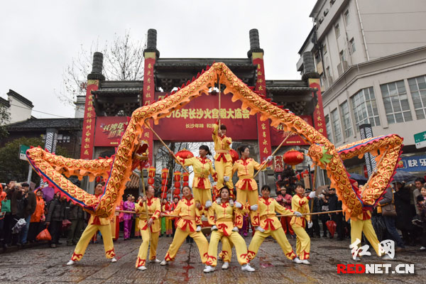 　　上午10点，一年一度的长沙火宫殿龙狮巡游在太平街口热闹开启。