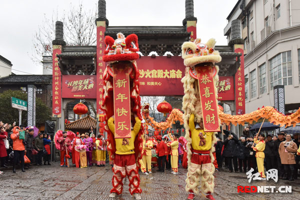 龙狮腾跃、锣鼓喧天，为传统的元宵佳节增添了浓郁的喜庆色彩。