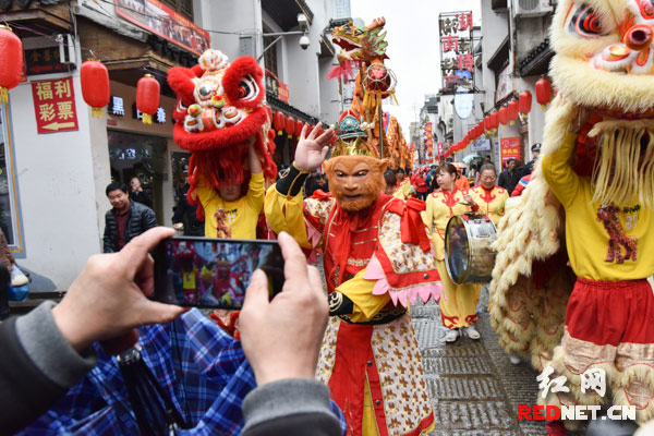 　　“猴王”霸气开道，吸引了众多市民及游客的目光。