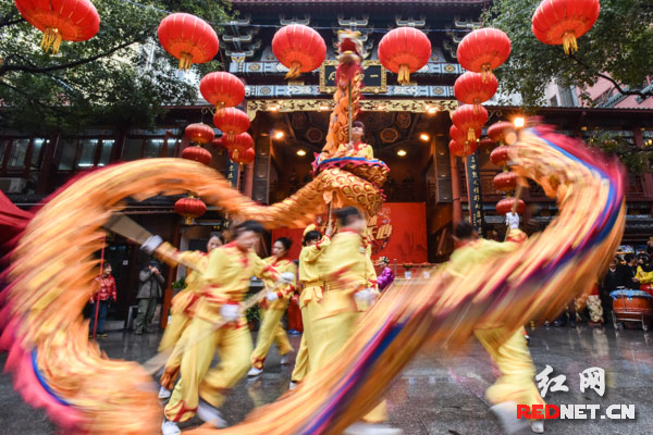 闪转腾挪、动静结合之间，勾起了无数人儿时的美好回忆。