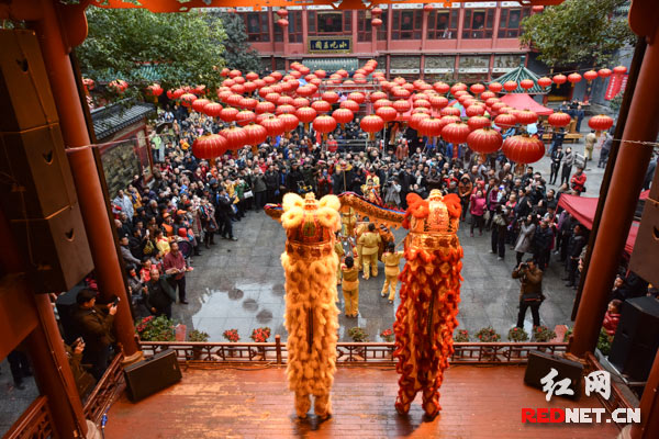 雄狮腾跃，再度祝福长沙市民“新年快乐恭喜发财”。