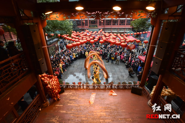 　古老的大戏台，精彩的龙狮表演，勾起了许多人儿时的美好回忆。
