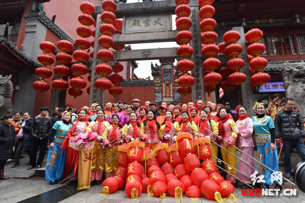 　10点45分，一年一度的长沙火宫殿大庙会龙狮巡游结束，演员们合影留念，为期18天的2016年长沙火宫殿大庙会至此也圆满谢幕。