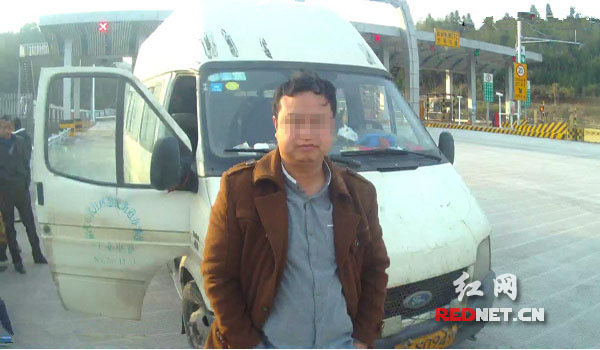 超员载客被查，客车司机一脸愁容