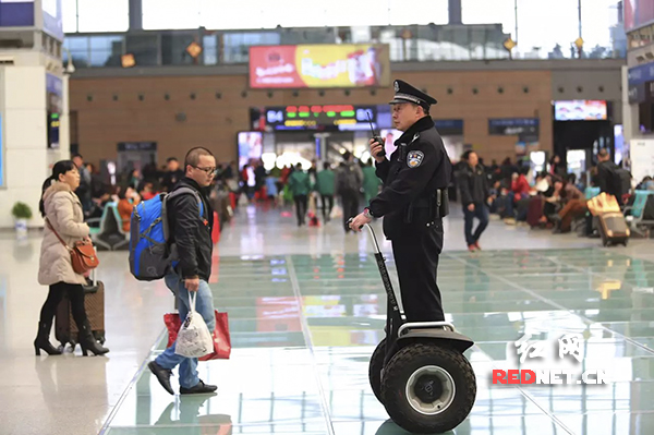2月21日，一名长沙火车南站派出所民警正在车站内巡逻。